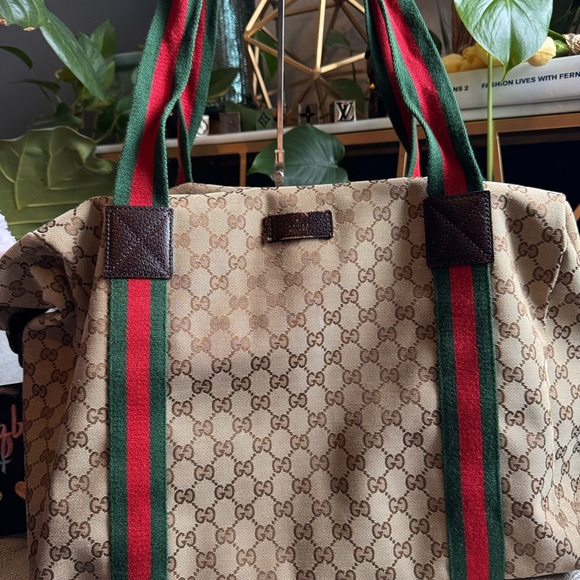 Gucci duffle travel/gym bag *PRICE is FIRM - Picture 4 of 16